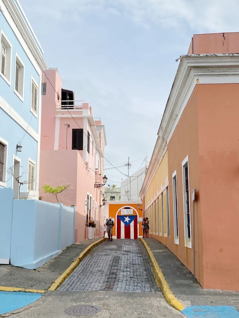 An Itinerary Traveling to Puerto Rico with Kids of where to stay and what to do for a full week!  This is a perfect guide for traveling with older kids ||  Darling Darleen Top Lifestyle CT Blogger #puertorico #oldsanjuan #elyunquerainforest