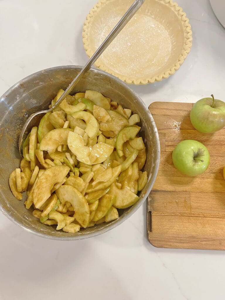 Best Apple Pie Recipe with a sweet cinnamon taste and perfect for your Thanksgiving feast while also pairing well with pumpkin pie. || Darling Darleen Top CT Lifestyle Blogger