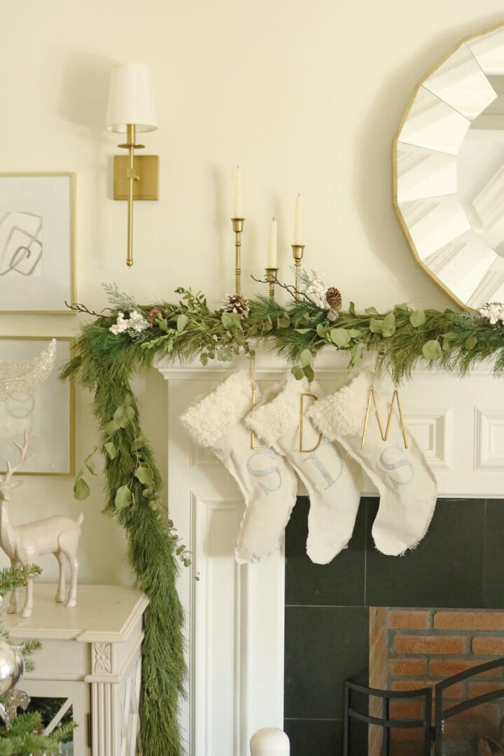 A Natural and neutral Christmas with gold, white and silver ornaments with a lot of fresh greenery || Darling Darleen Top CT Lifestyle Blogger