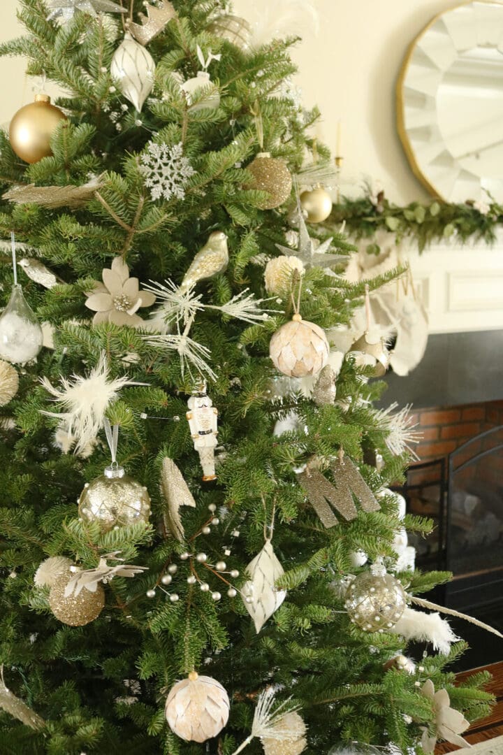 A Natural and neutral Christmas with gold, white and silver ornaments with a lot of fresh greenery || Darling Darleen Top CT Lifestyle Blogger