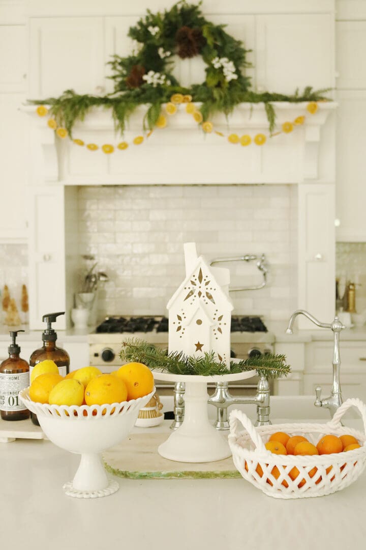 A Natural and neutral Christmas with gold, white and silver ornaments with a lot of fresh greenery PLUS DIY orange-slice garland || Darling Darleen Top CT Lifestyle Blogger