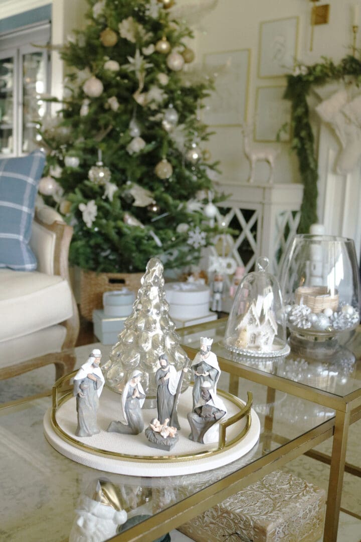 A Natural and neutral Christmas with gold, white and silver ornaments with a lot of fresh greenery || Darling Darleen Top CT Lifestyle Blogger