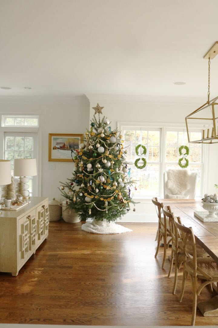 A Natural and neutral Christmas with gold, white and silver ornaments with a lot of fresh greenery PLUS DIY orange-slice garland || Darling Darleen Top CT Lifestyle Blogger