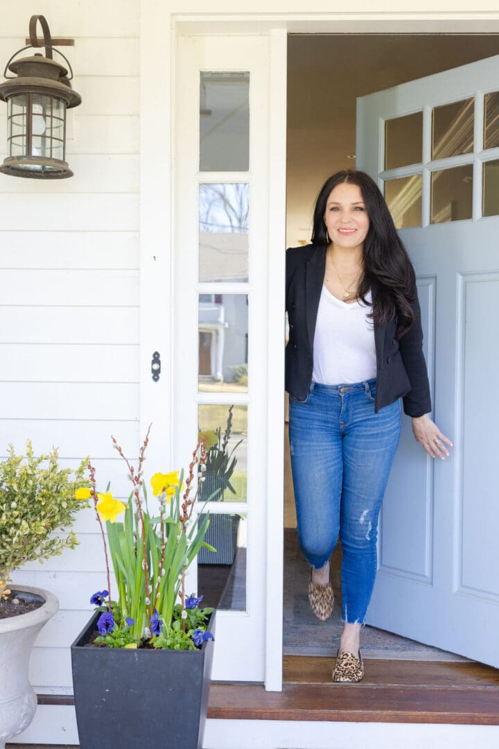 Daffodils and pansies are great flowers for early spring planter pots and will bring a happy welcome to guests coming to anyone's front door. || Darling Darleen Top Lifestyle CT Blogger #darlingdarleen #springflowers