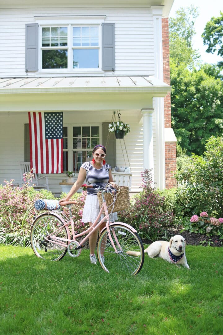 Summer time is the best time for a picnic.  Summer Picnic must haves to take on your next picnic for a ultimate experience. 4th of July, bike riding to the beach || Darling Darleen Top Lifestyle Blogger #darlingdarleen