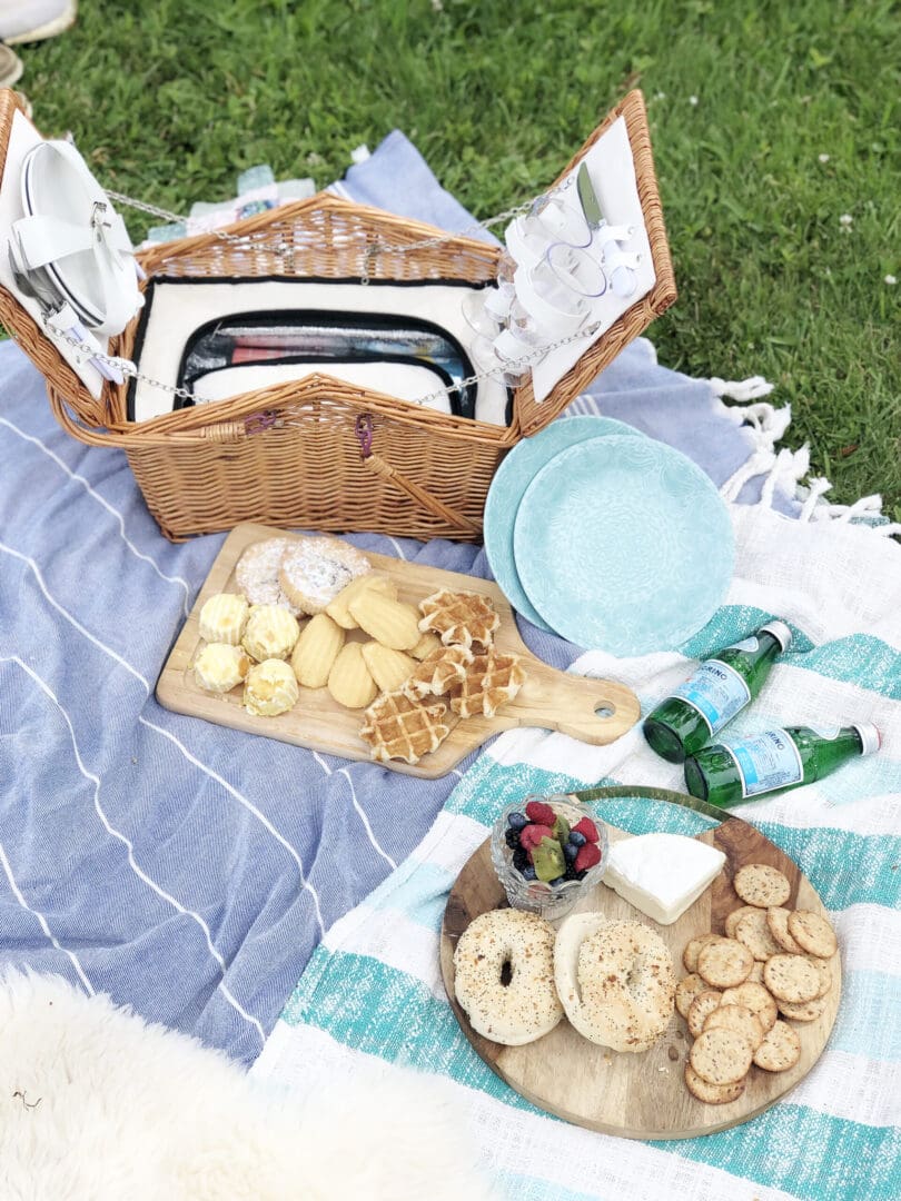 Summer time is the best time for a picnic.  Summer Picnic must haves to take on your next picnic for a ultimate experience. || Darling Darleen Top Lifestyle Blogger #darlingdarleen
