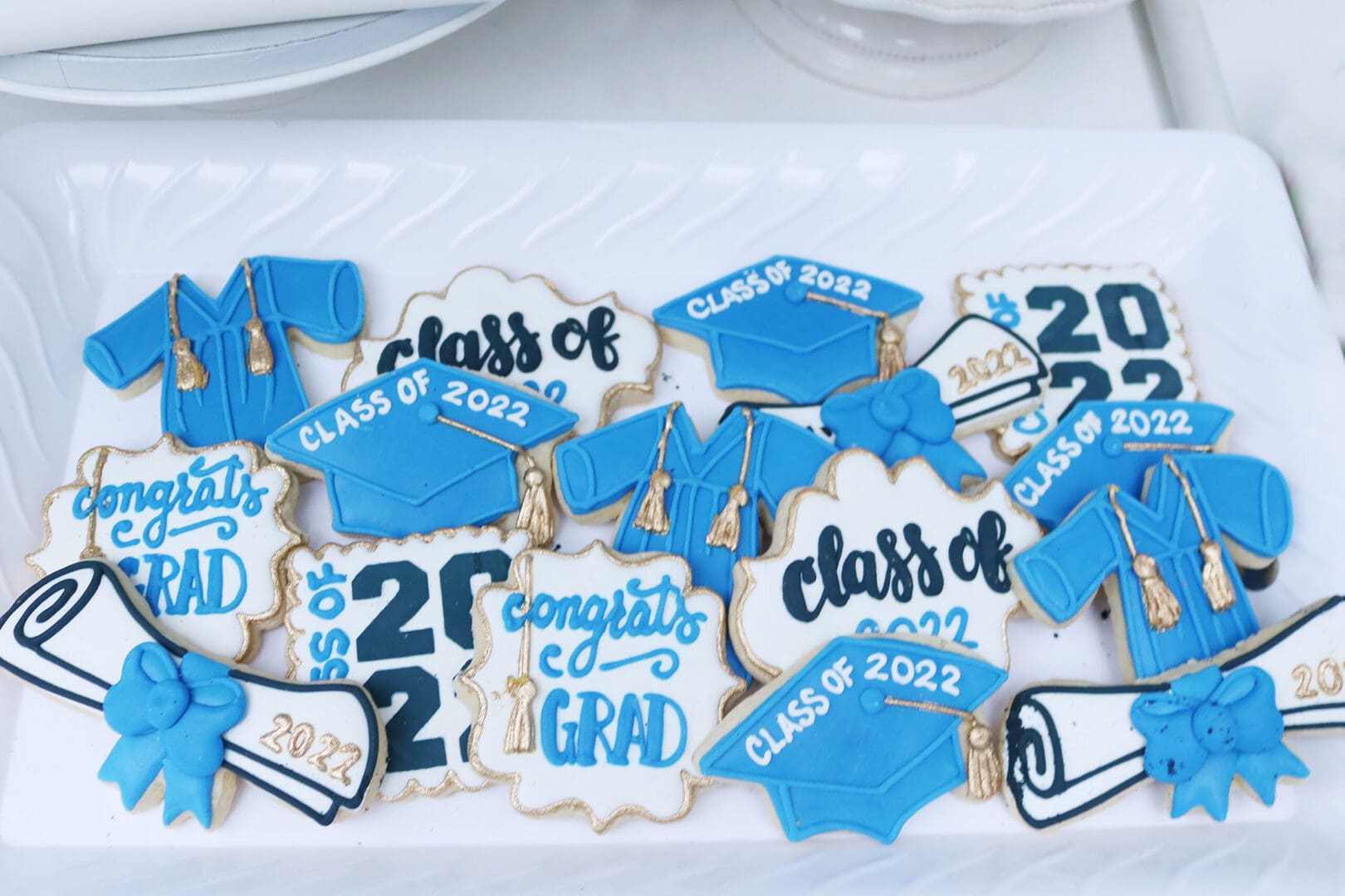 Sharing simple graduation party tips that is budget friendly and easy to throw together at the last minute for your favorite graduate! || Darling Darleen Top CT Lifestyle Blogger #graduationparty #darlingdarleen