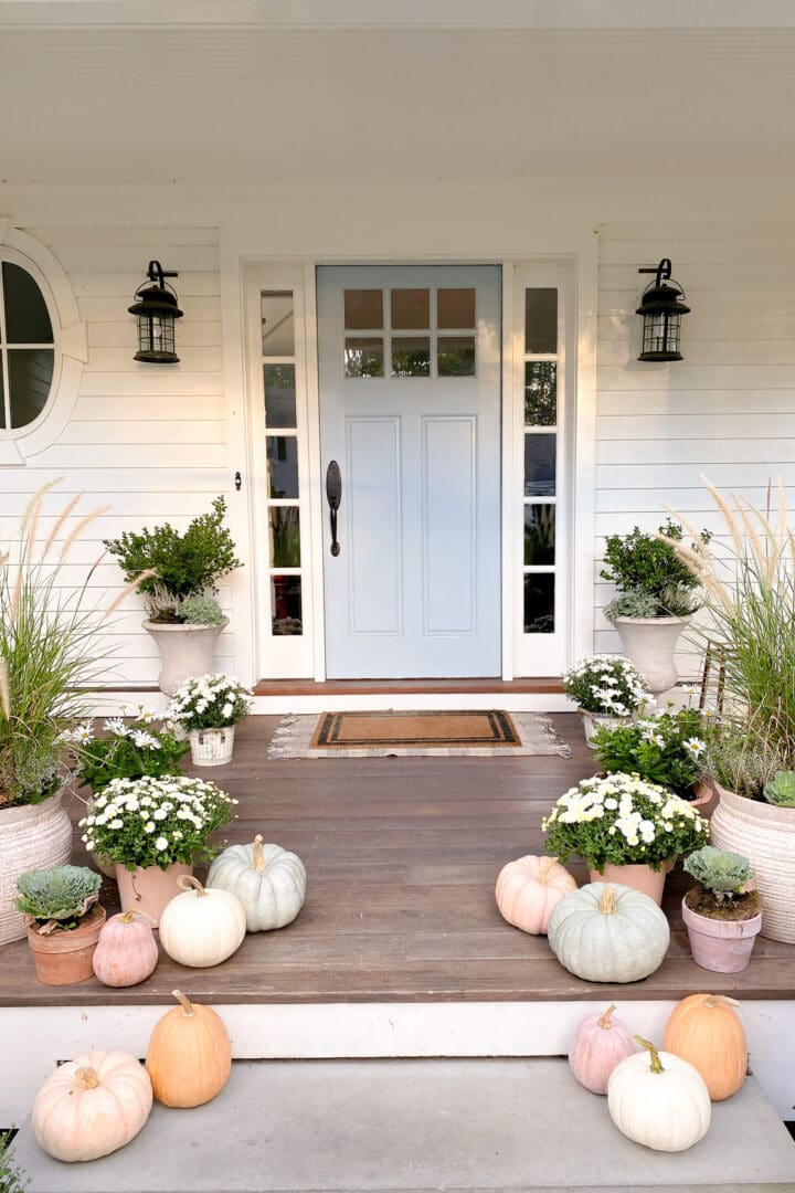 Earth tone, muted colors with pumpkins and plants make for a gorgeous natural fall porch decor and is welcoming to your guests. || Darling Darleen Top CT Lifestyle Blogger