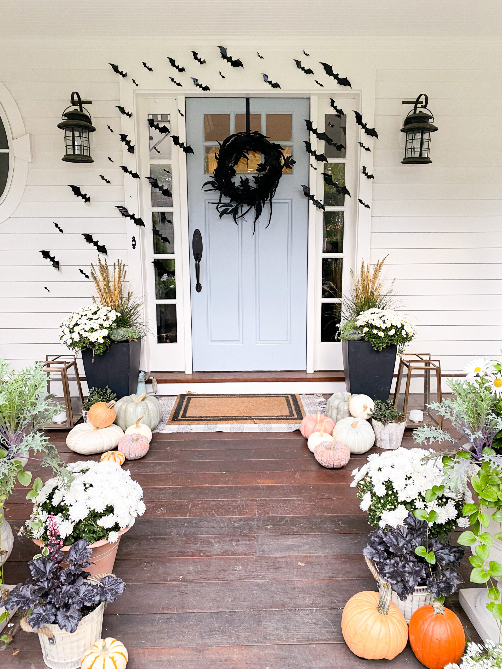 Halloween porch and home from FALL to Halloween! See how I transformed out home with skulls and bats and lots of pumpkins. || Darling Darleen Top CT Lifestyle Blogger