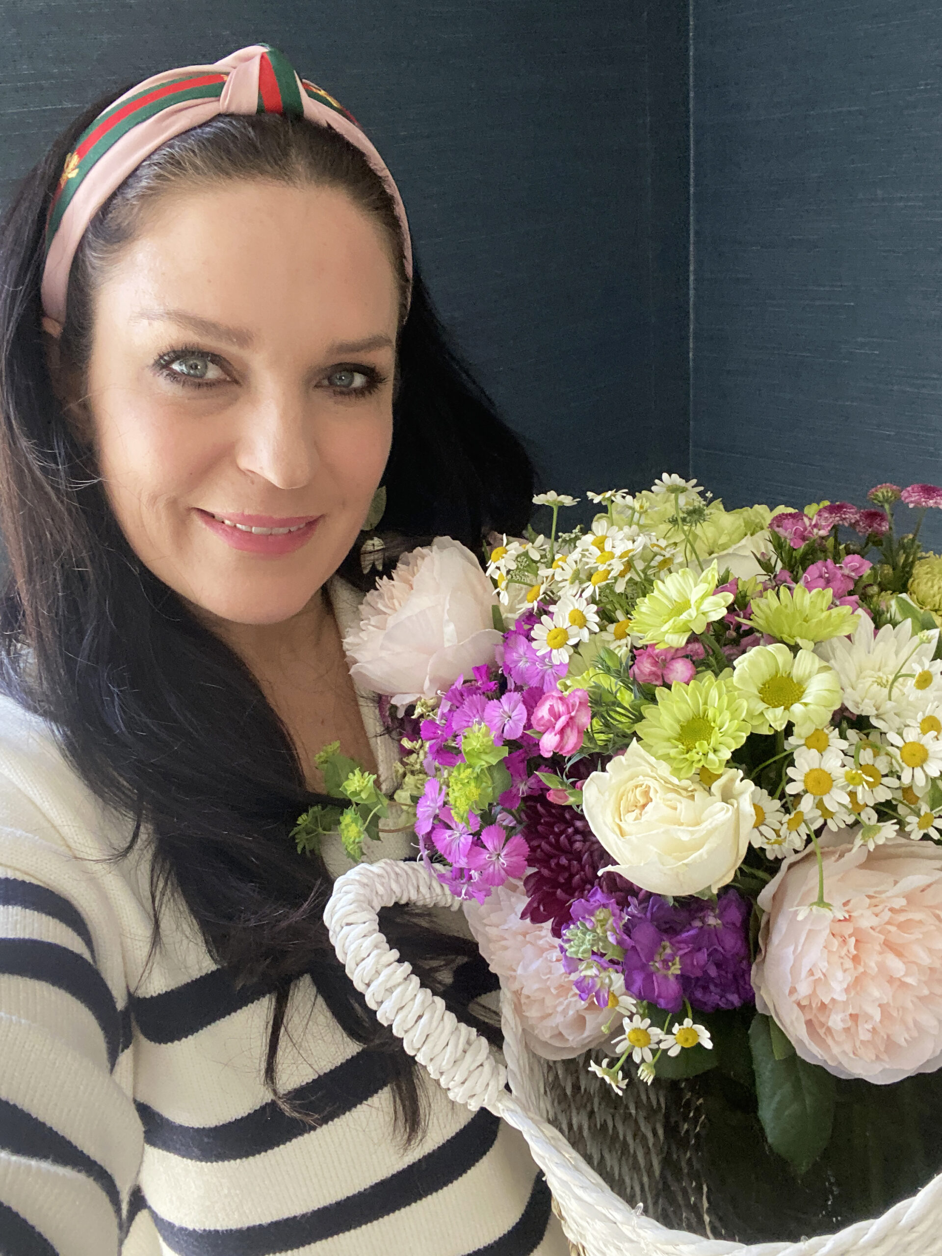 Put your Cut Flowers in a Basket for a Spring Look that you can use for a spring party celebration for smaller baskets for an Easter table space. || Darling Darleen Top Lifestyle CT Blogger