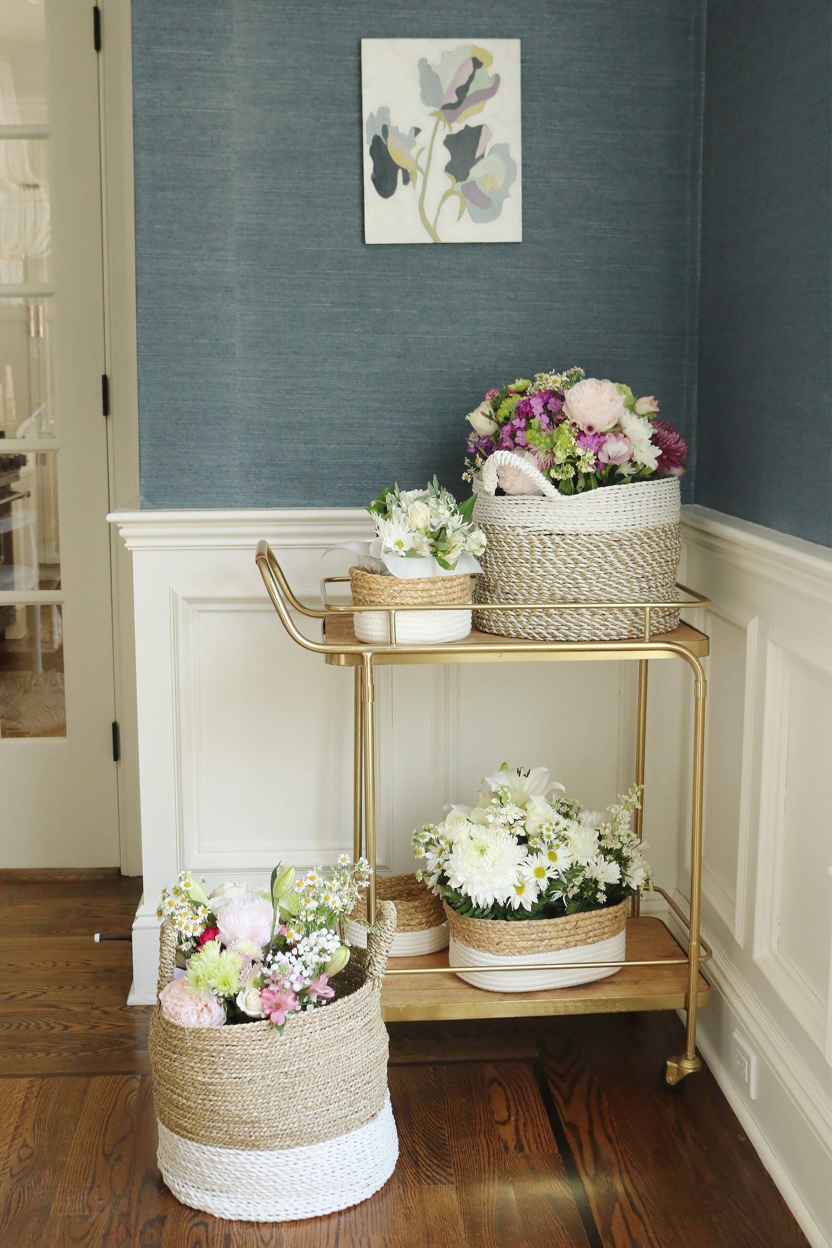 Put your Cut Flowers in a Basket for a Spring Look that you can use for a spring party celebration for smaller baskets for an Easter table space. || Darling Darleen Top Lifestyle CT Blogger