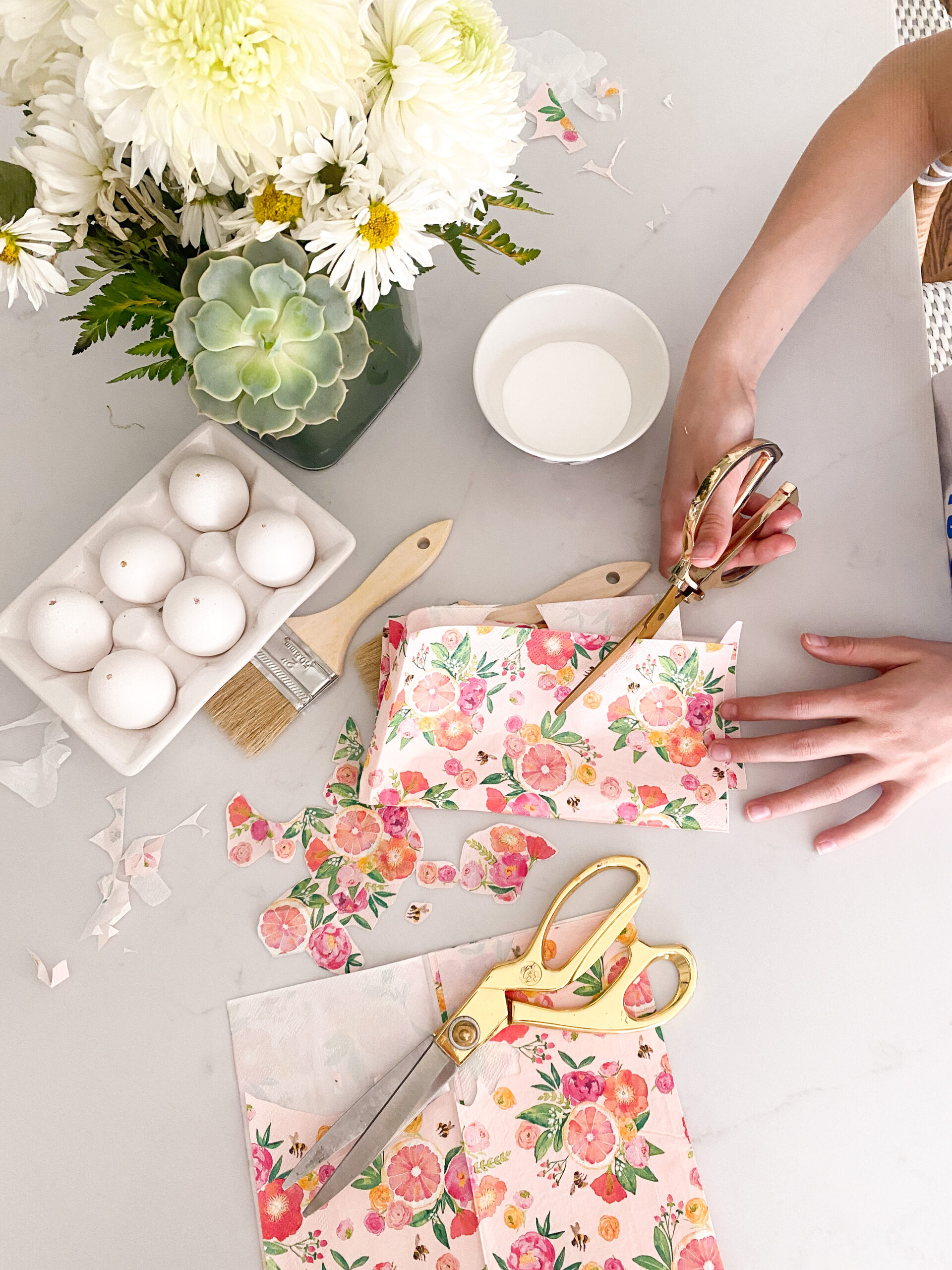 Get Creative Decorating Easter Eggs with Beautiful Paper Napkins. Showing you have to make DIY paper napkin Easter Eggs. || Darling Darleen Top Lifestyle Blogger