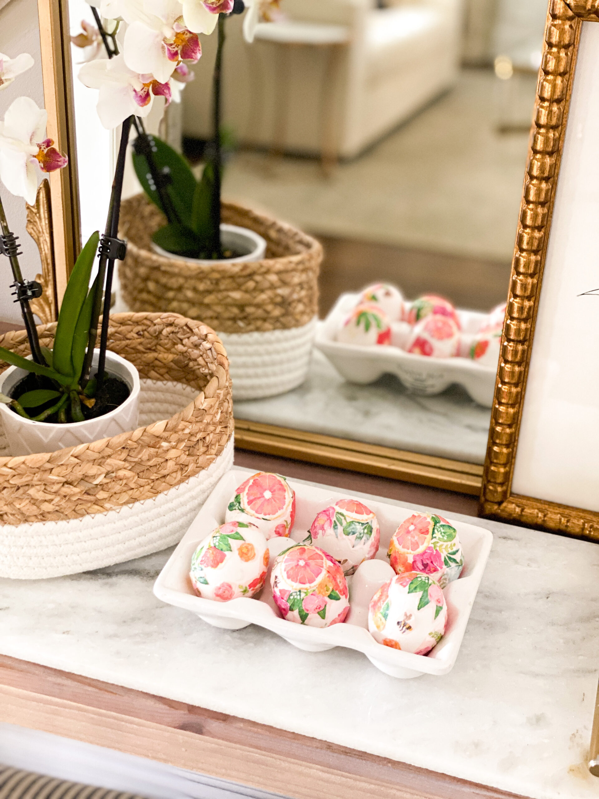 Get Creative Decorating Easter Eggs with Beautiful Paper Napkins. Showing you have to make DIY paper napkin Easter Eggs. || Darling Darleen Top Lifestyle Blogger