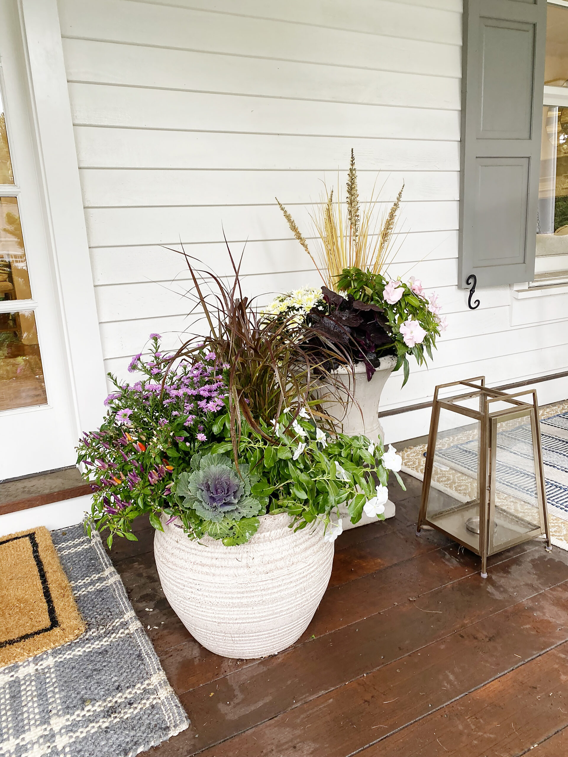 Transition your summer planters to fall by updating them with bold autumn flowers, grass and ornamental plants while still keep some of your annuals. || Darling Darleen Top Lifestyle CT Blogger
