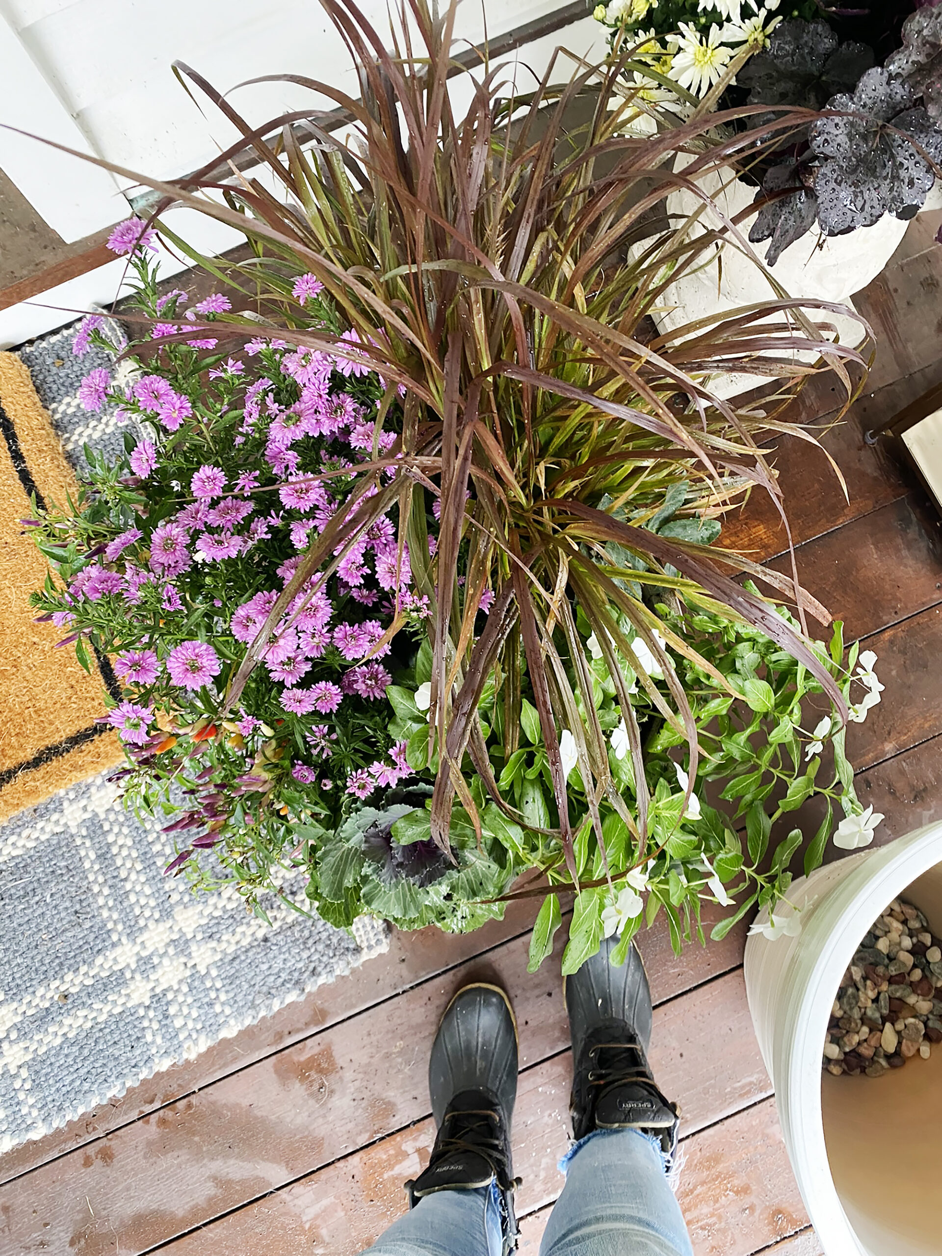 Transition your summer planters to fall by updating them with bold autumn flowers, grass and ornamental plants while still keep some of your annuals. || Darling Darleen Top Lifestyle CT Blogger