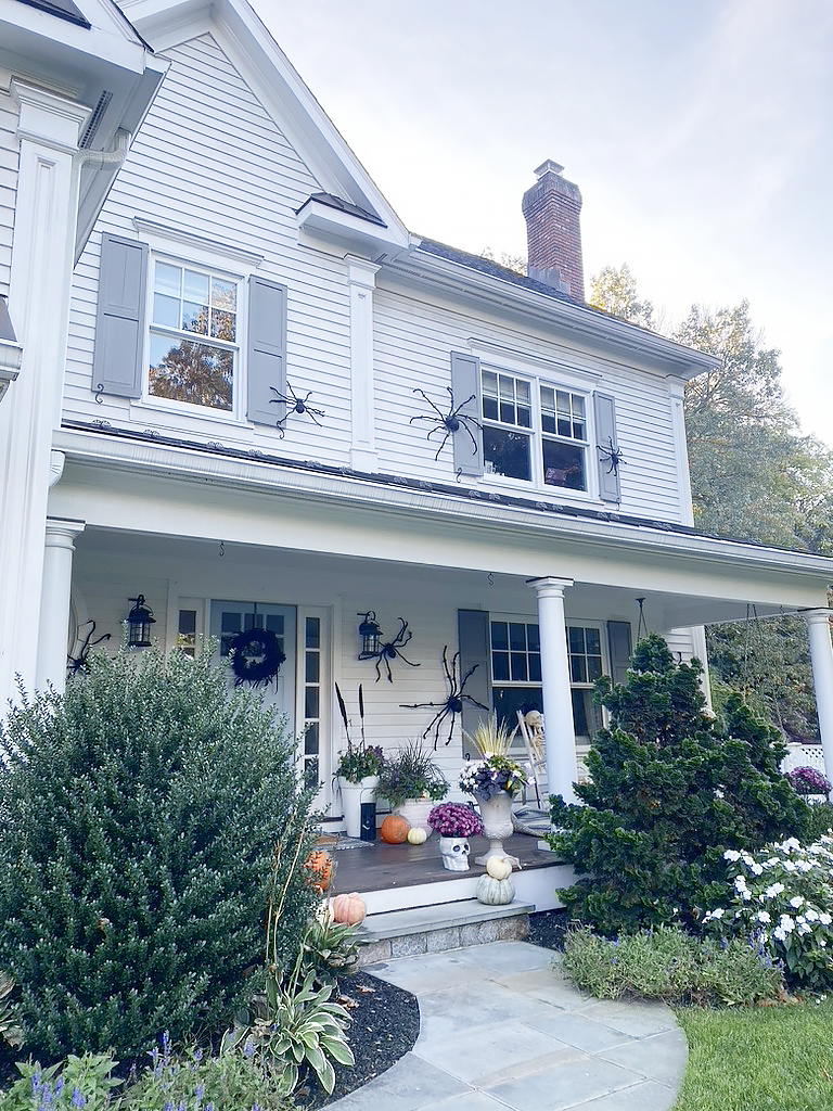 Change up your Halloween decor with out spending any money and you get a whole new look each season that is spooky and scary! || Darling Darleen Top CT Lifestyle blogger